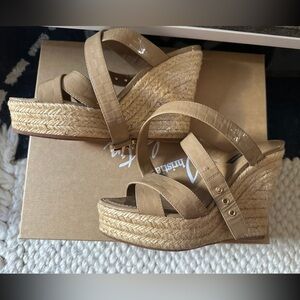 Gorgeous Louis Vuitton LV Women’s Wedge Sole Sandals in Beige Patent Leather 36